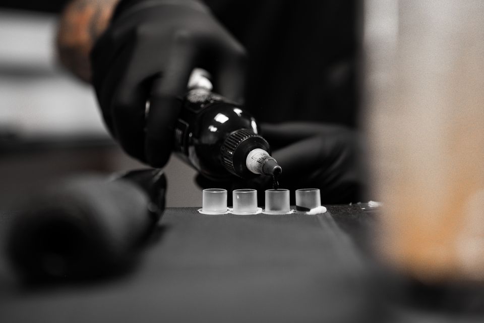 Tattoo-Maschine und Farben im Detail